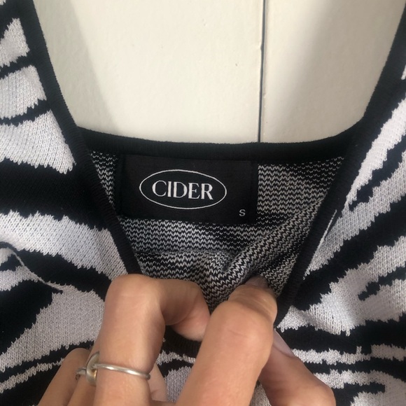❤️ 3 for $25 Cider zebra stretch knit top crop top - Picture 3 of 3